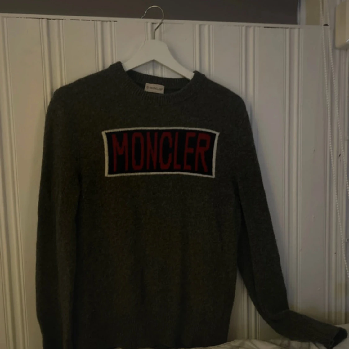 Grå stickad Moncler tröja