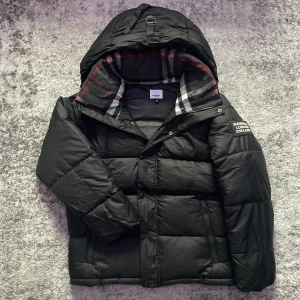 Burberry vinterjacka - Riktigt fet och praktisk vinterjacka som även kan bäras som väst tack vare de löstagbara ärmarna. En väldigt stilren jacka i storlek M som passar perfekt till kalla vinterdagar där något tjockare plagg kan behövas❄️. Invändigt är jackan utrustad med mjukt foder i krage och luva med det klassiska rutiga mönstret för en lyxig touch. Detta ger en väldigt behaglig upplevelse i praktiken och självklart även elegans på samma gång⚜️. Hör gärna av dig vid minsta fundering om t.ex, mått, pris elr så!