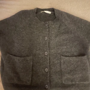 Stickad kofta - Stickad kofta från zara i storlek L men passar m/s
