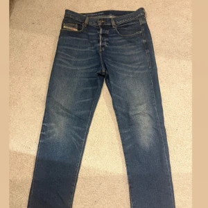 Diesel jeans blå 31/32 - Snygga blå jeans från Diesel. Klassisk femficksdesign med raka ben och normal rak passform. Storlek 31/32.