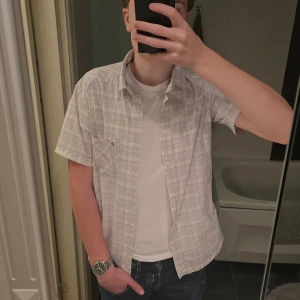 Peak Performance skjorta - Kortärmad Peak performance skjorta i storlek S. 🤩