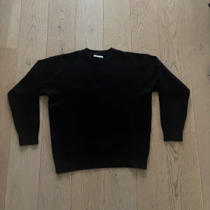 Stickad tröja - Stickad svart tröja crewnecl från Zara. Superfint skick. Säljer då den är för lite för kort på mig. Fick i present och kan därför inte lämna tillbaka. 