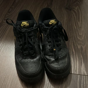 Nike Air Forces med Orange/Gul detaljer - Säljer min nike air forces, dem är använda men ändå fint skick, lite creasade.