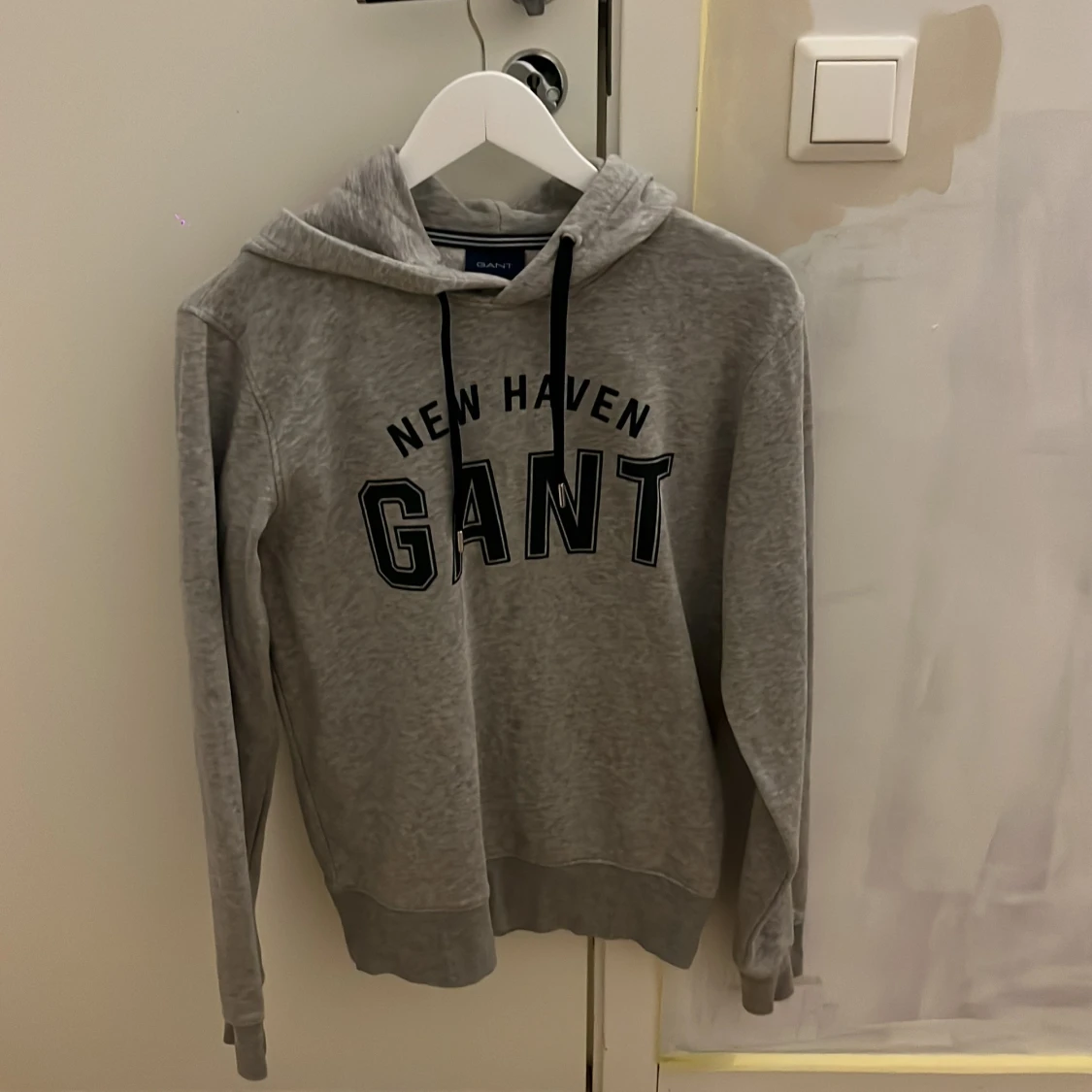 Grå hoodie från GANT med tryck
