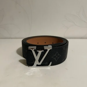 L Bälte Svart - Helt nya & högkvalitativa bälten till låga priser! Välj bland olika märken, mönster och färger. Vi fraktar din order så snabbt som möjligt och vi ser till att ditt paket är säkert packat under frakt 🚚 