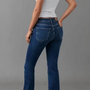 Flare jeans - Säljer Low rise flare jeans från Gina tricot då jag inte använder dom. skriva gärna i fall det finns några frågor🥰 storlek 32/34