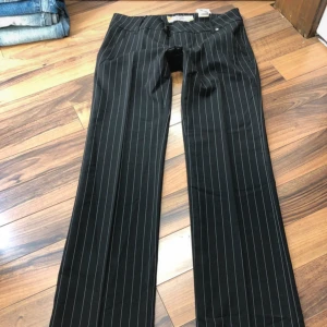 Svarta randiga byxor - Snygga svarta byxor med vita tunna ränder. Byxorna har väldigt låg midja. Tyvärr passar dem inte mig därav säljer jag dem. Helt nya! Storleken som står på byxorna är 30/34 men dem är mindre. Skulle kanske passa någon i storlek 34-36. Pris kan diskuteras vid snabbt köp!😊🩷