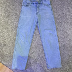 Jack and Jones jeans  - Ett par ljusblåa Jack and Jones jeans. Storlek loose (Eddie fit) 30/32
