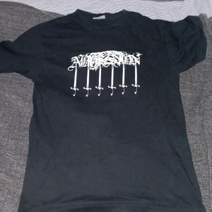 Svart band-tshirt med tryck - Abyssion tshirt 