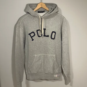 Grå Ralph Lauren Hoodie  - Snygg hoodie från Ralph Lauren i eftertraktat motiv. Storlek S. Väldigt fint skick, härlig och mjuk hoodie. Hör gärna av er vid funderingar✌️