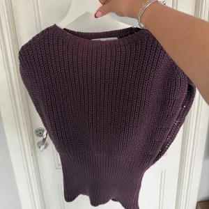 Stickad lila tröja från Gina Tricot - Säljer en chunky stickad tröja i mörklila från Zara. Tröjan har grovstickad struktur, rund halsringning och bred ribbad midja. Den har även ett litet hål men absolut inget som syns på bild💜