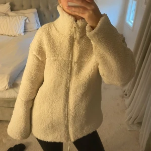 Teddyjacka gina - Säljer den populära Teddyjacka från ginatricot. Storlek XS! Köptes för ca 2 veckorsedan. Använd vid några tillfällen. Fint skick, liiten smink fläck vid kragenarna (inuti jackan så syns inte) men knappt att de syns, ( se sista bild) ❤️
