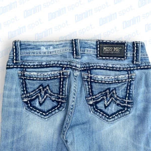 MissMe Sunny Boot 💙 - • storlek W29 • Mått: Längd: 100cm • Innerbenslängd: 77cm • midja: 37cm • lårbredd: 25cm • Benöppning: 22cm • Lagat hål på vänster häl. Samt pyttelitet hål på höger häl. Reva ovanför knät och en liten fläck vid fotändan. Se defekter på sista bilden.💙 köpte här på Plick men tyvärr för små för mig. Pris går att diskutera