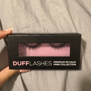 DUFFLashes 3D Faux Mink Lösögonfransar - Säljer ett par svarta, fluffiga lösögonfransar från DUFFLashes Premium 3D Faux Mink Collection. Fransarna är multi-layered för extra volym och har en naturlig men dramatisk look. Kommer i snygg svart och rosa ask. Veganska och återanvändbara upp till 25 gånger.(aldrig använt) priset kan diskuteras 