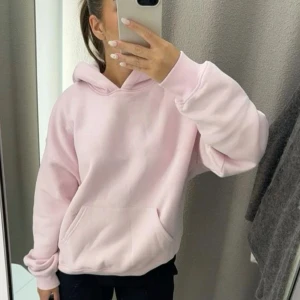 Ljusrosa hoodie - Säljer en ljusrosa hoodie med huva och ficka framtill. Tröjan har en oversized passform och är tillverkad i mjukt material, perfekt för en chill och avslappnad stil. Långa ärmar och breda muddar vid ärmslut och nederkant. Super skön, köpt för 359kr på Gina Tricot. Använd fåtal gånger, inprincip ny 🥰❤️ skriv vid funderingar eller budning 