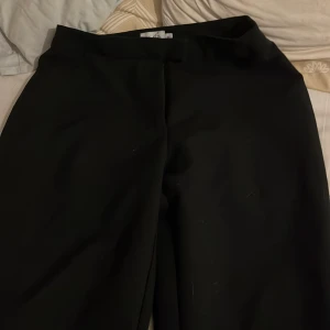 Svarta vida byxor med slits - Säljer ett par svarta byxor med vida ben och snygga slitsar nertill. Och dem är för små för mig så jag säljer dem och de är storlek 36