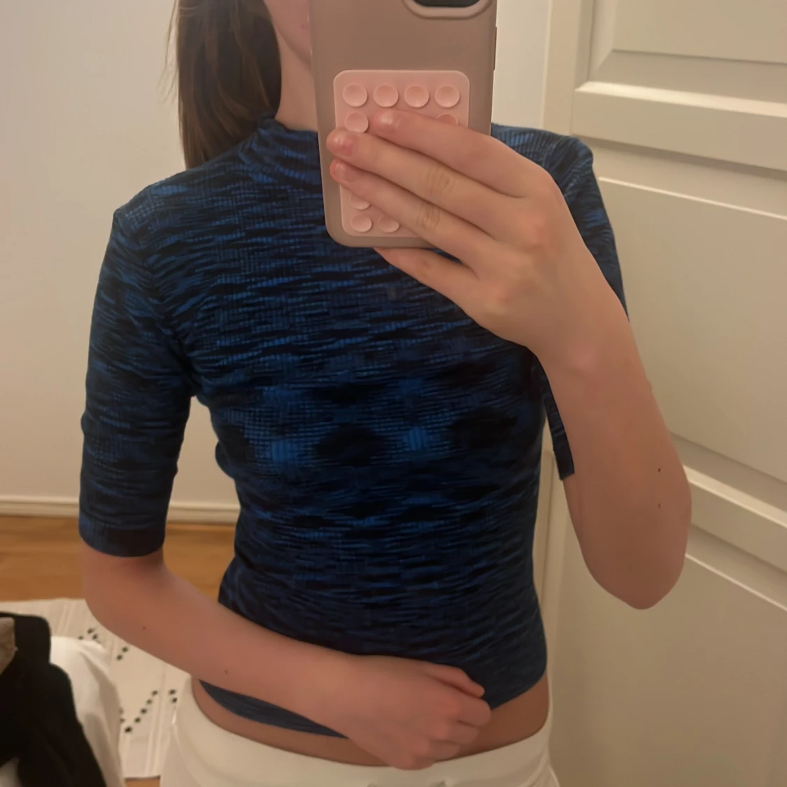 Blåmönstrad tight topp med halvärm - 1