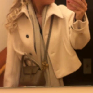 Höst Kappa från zara - Beige kappa i varmare material, köpt från Zara i nyskick! Storlek S men passar mindre/större💕