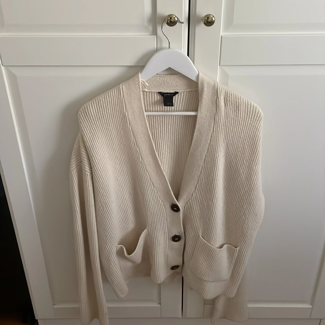 Beige ribbad kofta från Lindex