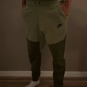 Gröna mjukisbyxor från Nike - Nike tech byxor!🙌