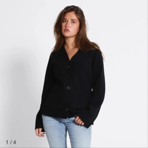 Svart stickad kofta från lager 157 - Säljer denna populära svarta stickade kofta från Lager 157 i storlek S. Den är aldrig använd endast testad. Köpt för 200 men säljs för 170. Om ni har några frågor tveka inte på att höra av dig💕