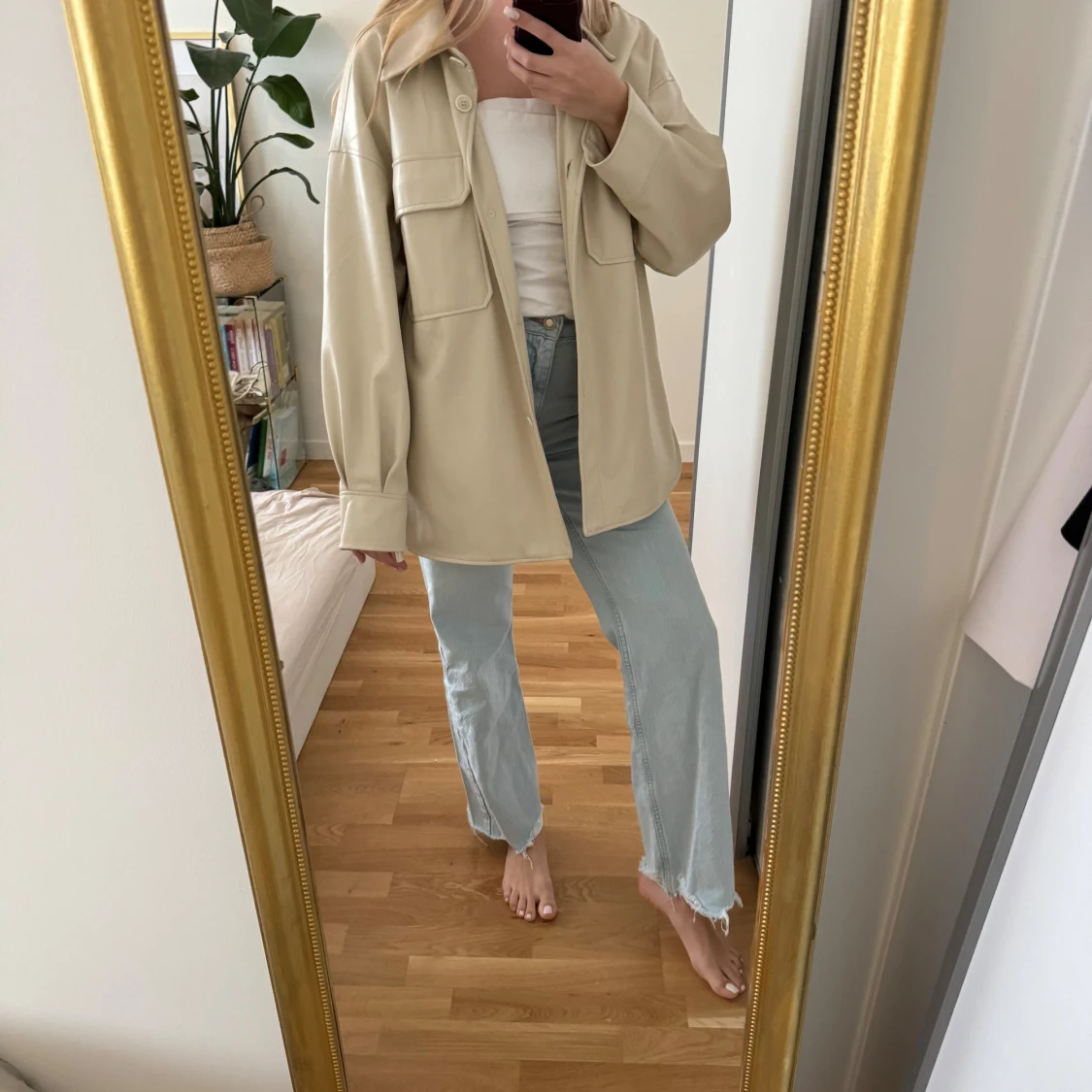 Beige overshirt i skinnimitation