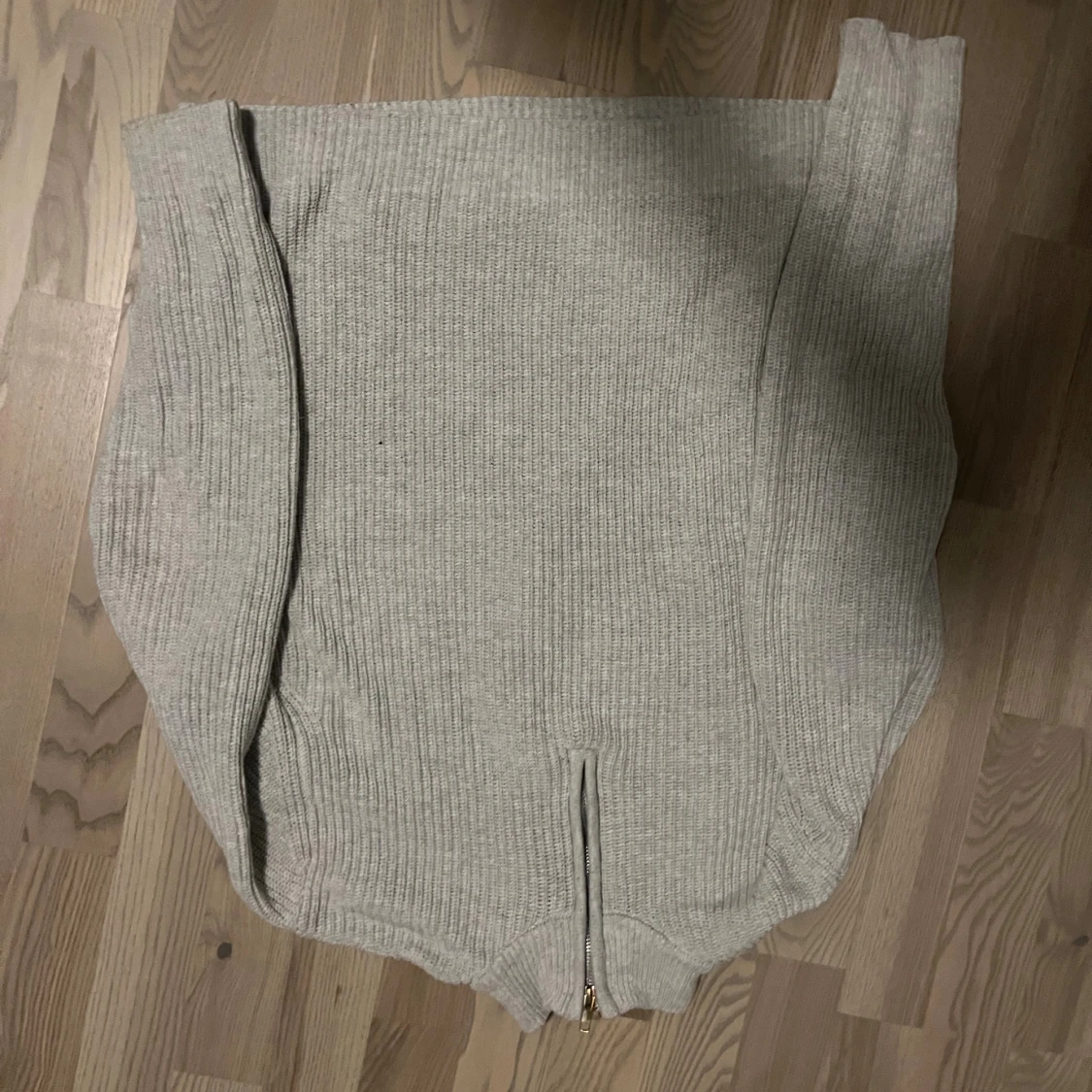 Grå ribbad stickad tröja med zip