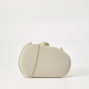 Beige kuvertväska med guldkedja - Stilren beige kuvertväska med mjuka former, guldfärgad kedja och elegant oval knäppning. Insidan är fodrad i rött tyg och har en liten innerficka. Perfekt accessoar för att lyfta din look med en touch av lyx.