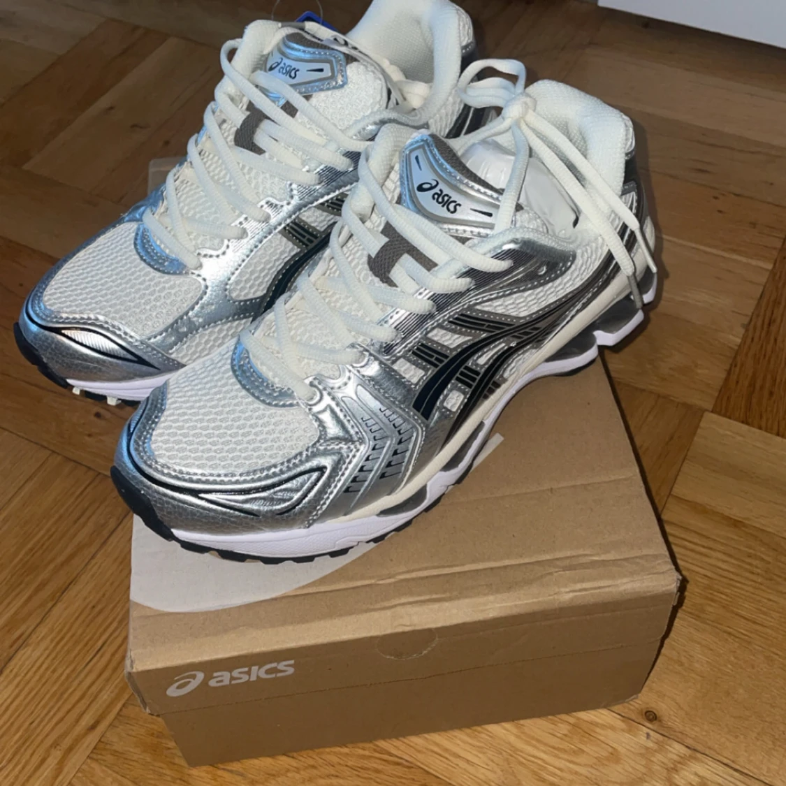 ASICS sneakers i silver och vitt