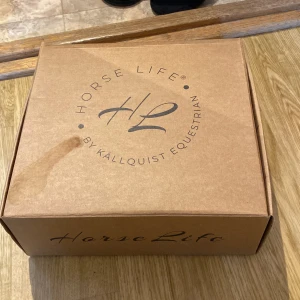 Horse Life Jodhpurs - Snygga och robusta jodhpurs från Horse Life, perfekta för ridning. Skorna är svarta, i nyskick och levereras i originalkartong med förpackningsmaterial. in princip helt nya . Storlek 30 💕skriv om ni vill ha fler bilder så fixar jag!😇