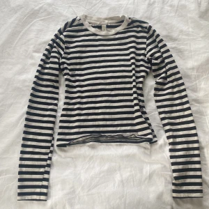 Randig långärmad tröja - Säljer en svartvit randig långärmad tröja från H&M i storlek XS