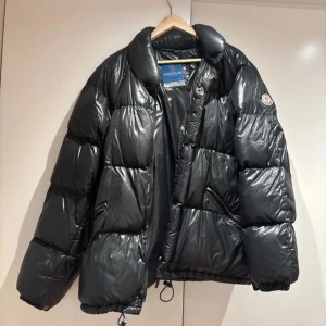Moncler jacka  - Säljer denna moncler jacka som är over sized i modellen, storlek 3 motsvarar ungefär L. Den passar både dam och herr och är givetvis äkta. Den är köpt för 30 år sen och därför har jag inga kvitton kvar 