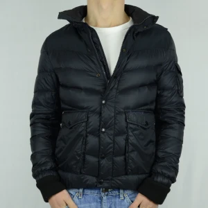 Woolrich vinterjacka  - WOOLRICH VINTERJACKA  Storlek : XS  Passform : Passar S  Användning : Jackan är i ett fint skick men finns ett litet pinhole  Nypris : Cirka 5000SEK  Modellen på bilen är 182CM och väger 76KG