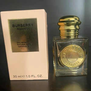 Burberry Goddess EdP 30ml - Burberry Goddess Eau de Parfum, 30 ml, med vegan formula. Ingredienser inkluderar alkohol denat, parfym, propylene glycol, vatten, ethylhexyl salicylate, linalool, limonene, coumarin m.m. Tillverkad i Spanien. Snygg och lyxig flaska – perfekt för dig som vill sticka ut. För mängd kvar kolla på bilderna. Uppskattar hälften kvar.