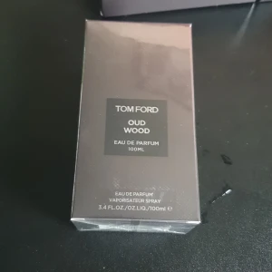 Tom Ford Oud Wood 100ml EdP - Tom Ford Oud Wood Eau de Parfum 100ml. Ingredienser: Alcohol Denat., Fragrance/Parfum, Water/Aqua/Eau, Linalool, BHT, Limonene, Coumarin, Cinnamyl Alcohol, Farnesol, Hydroxyisohexyl 3-Cyclohexene Carboxaldehyde, Butylphenyl Methylpropional. Tillverkad i USA.