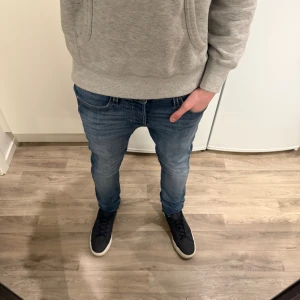 Jack & Jones Jeans Slim Glenn Blå W29 L34 - Sjukt snygga blåa Jack & Jones Slim/Glenn jeans i storlek W29/L34. Fint skick (Har små fläckar på ena benet som knappt syns) Mått - Midja: 36cm, Benlängd: 109cm. Modellen är 184cm & 63kg. Hör av dig vid funderingar!🤩