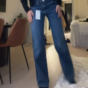 blå raka jeans mid waist - Säljer ett par klassiska blå jeans från Gina  med mid waist och raka ben. Jag är 178cm. Aldrig använda