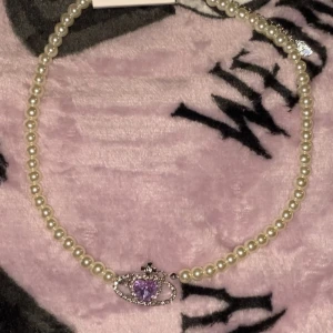 Vivienne Westwood pärlhalsband med lila hjärta - Pärlhalsband med lila hjärta, helt nytt 