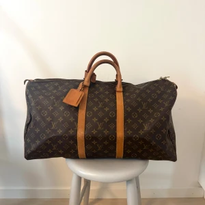 Louis Vuitton Keepall 50 - Säljer en Louis Vuitton Keepall 50 i fint vintageskick finns däremot täcken på användning. Inga fläckar eller liknande inuti samt ingen dålig lukt. Bara o skriva om man har någon fundering kring väskan.
