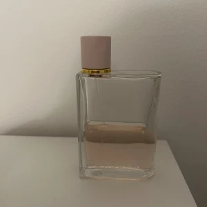 Burberry For her EdP 100 ml  - Flaskan rymmer 100 ml, återstå ungefär 35-40%, motsvarar 35-40 ml 💕