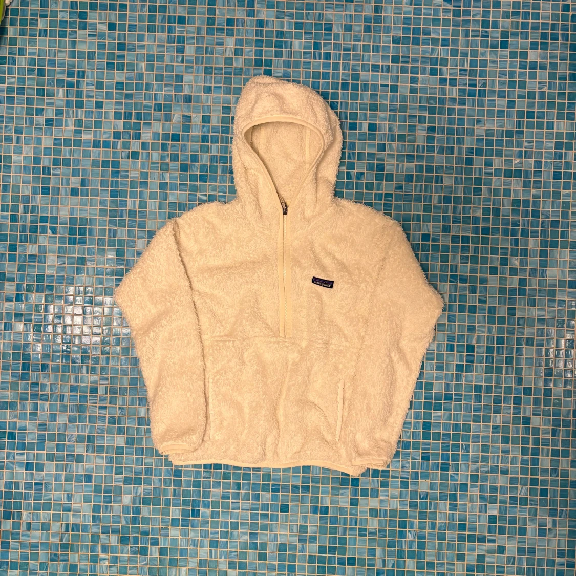 Vit fleecehoodie från Patagonia