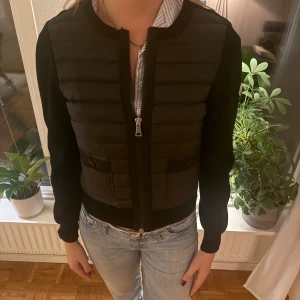 Svart Moncler cardigan  - Säljer denna snygga cardigan då jag inte har användning av den längre! Vid frågor och funderingar är ni välkomna att fråga. 💖 Nypris på denna jacka ligger runt 10 000kr 