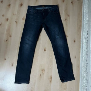 Lee jeans - Lee jeans i storlek 32/34. Mycket bra skick, men en slitning vid ena knäet.