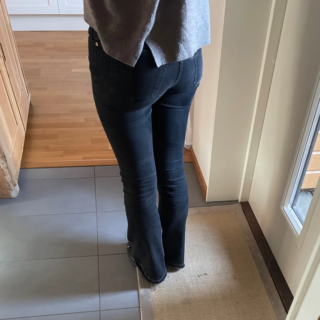 Svarta bootcut jeans midwaist - 1