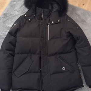 Moose Knuckles 3QT Jacka Män - Säljer min Moose knuckles jacka som jag bara använt 2 gånger så jag köpte en ny jacka ungefär samtidigt.   Mycket bara skick, inget slitage någonstans på tyget eller på pälsen.  finns liten skråma på märket men är i princip osynligt se bild 3  RFID- bild 6  3500kr