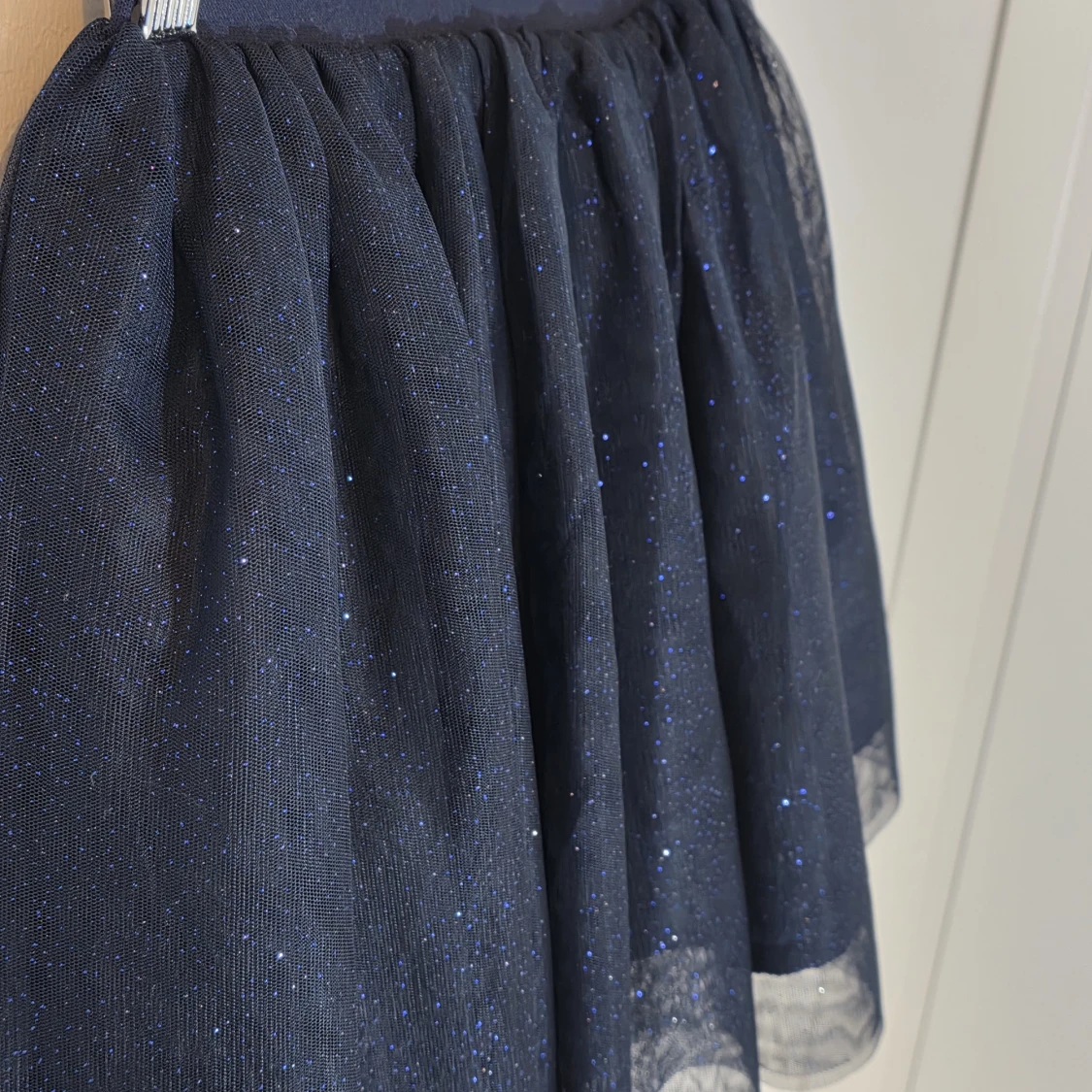 Mörkblå glittrig tyllkjol från H&M - 1