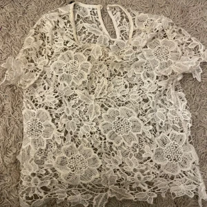 Vit spetsblus från BikBok - Säljer denna pga ej användning