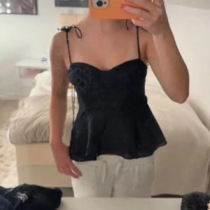 Zara topp - Så fin topp från Zara i storlek s, säljer då den tyvärr inte passade❤️Helt slutsåld, sömmen har släppt lite längst ner vid dragkedjan men inget man tänker på, säljs inte längre