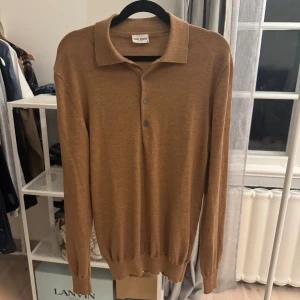 John Henric långärmad piké - John Henric långärmad piké, storlek S, bra skick. Hör gärna av er vid frågor och funderingar!