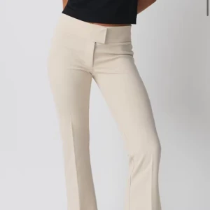 Beige bootcut kostymbyxor - Snygga beige kostymbyxor med bootcut-snitt och låg midja HELT NYA MED PRISLAPP. Köpta för 400 kr